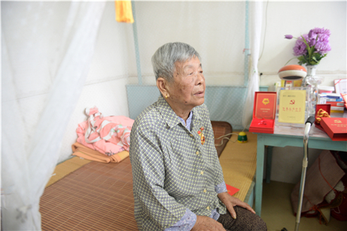 光榮在黨50年｜南通鎮(zhèn)上門為他們頒發(fā)紀念章！