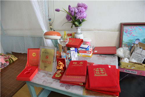 光榮在黨50年｜南通鎮(zhèn)上門為他們頒發(fā)紀念章！