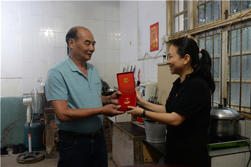 光榮在黨50年｜南通鎮(zhèn)上門為他們頒發(fā)紀念章！