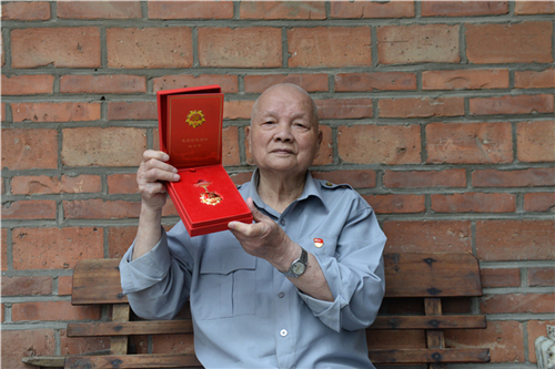 光榮在黨50年｜南通鎮(zhèn)上門為他們頒發(fā)紀念章！