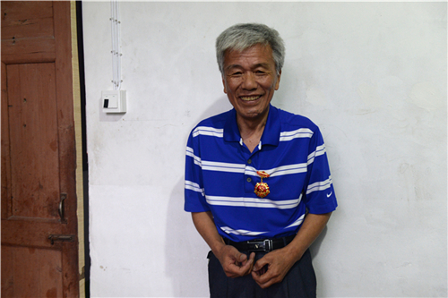 光榮在黨50年｜南通鎮(zhèn)上門為他們頒發(fā)紀念章！