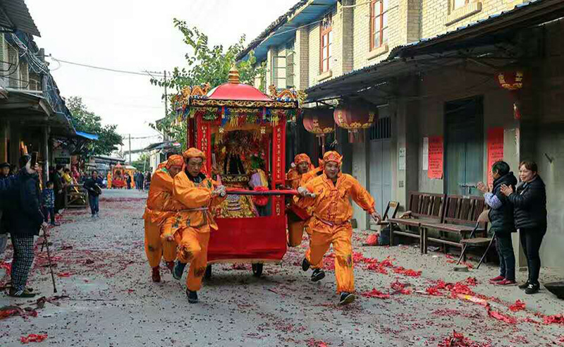 6.▲（每年元宵節(jié)，侯官村民用轎子抬著漢鎮(zhèn)閩將軍塑像巡游?吳心鈺攝）.jpg